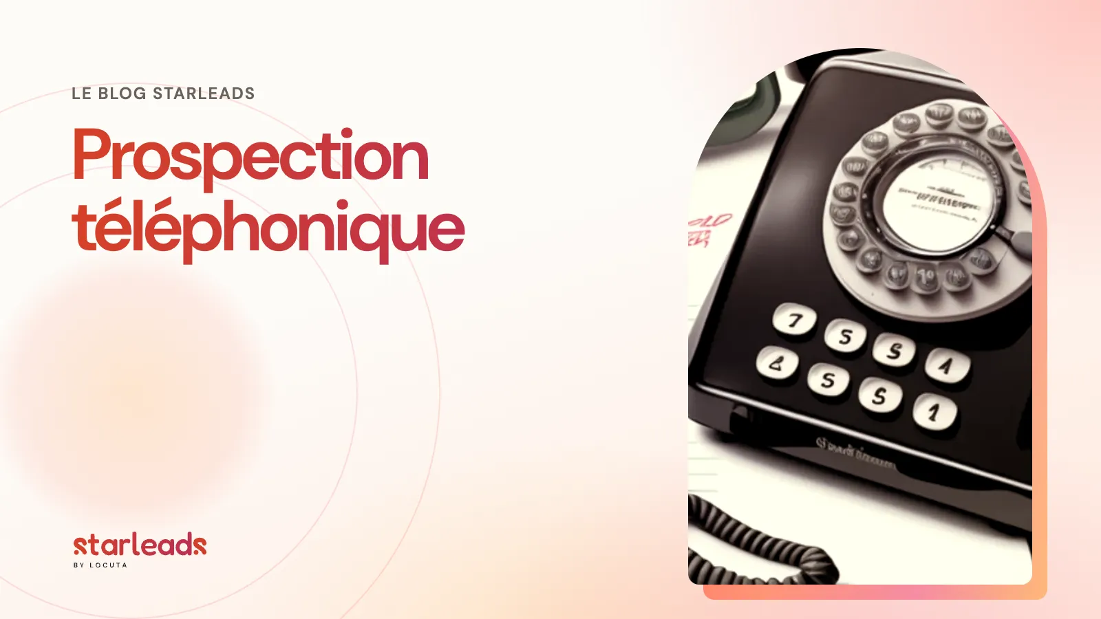 Téléphone à cadran noir posé sur un bloc-notes