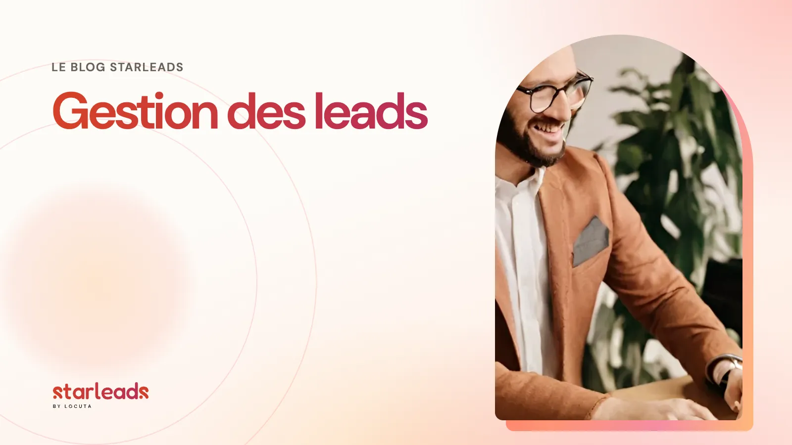 Commercial souriant devant son ordinateur