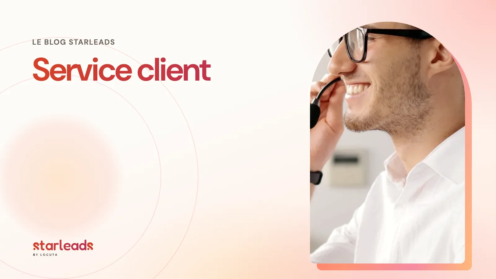 Conseiller souriant avec un micro-casque