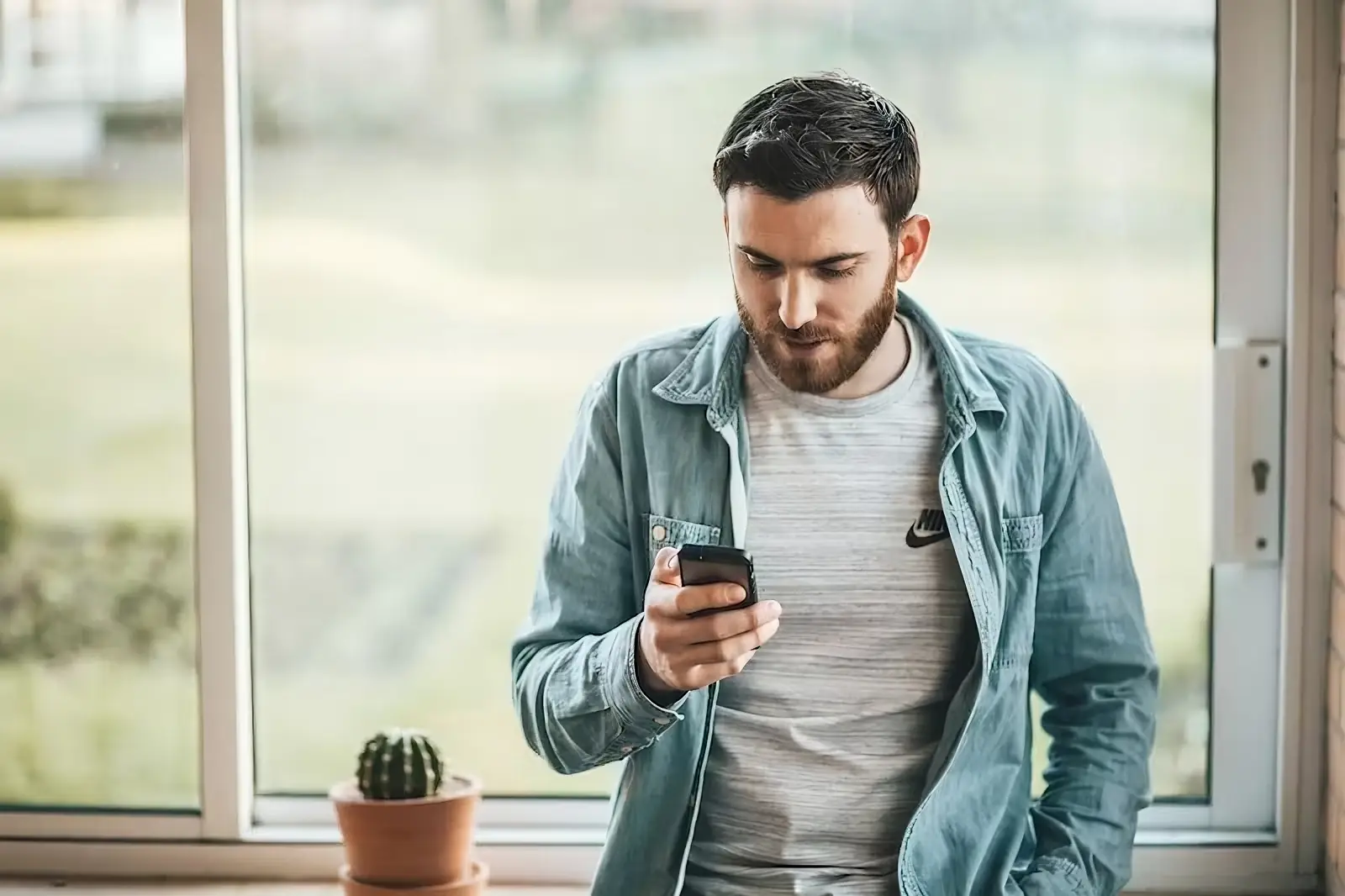 Un commercial prépare son appel sur son smartphone