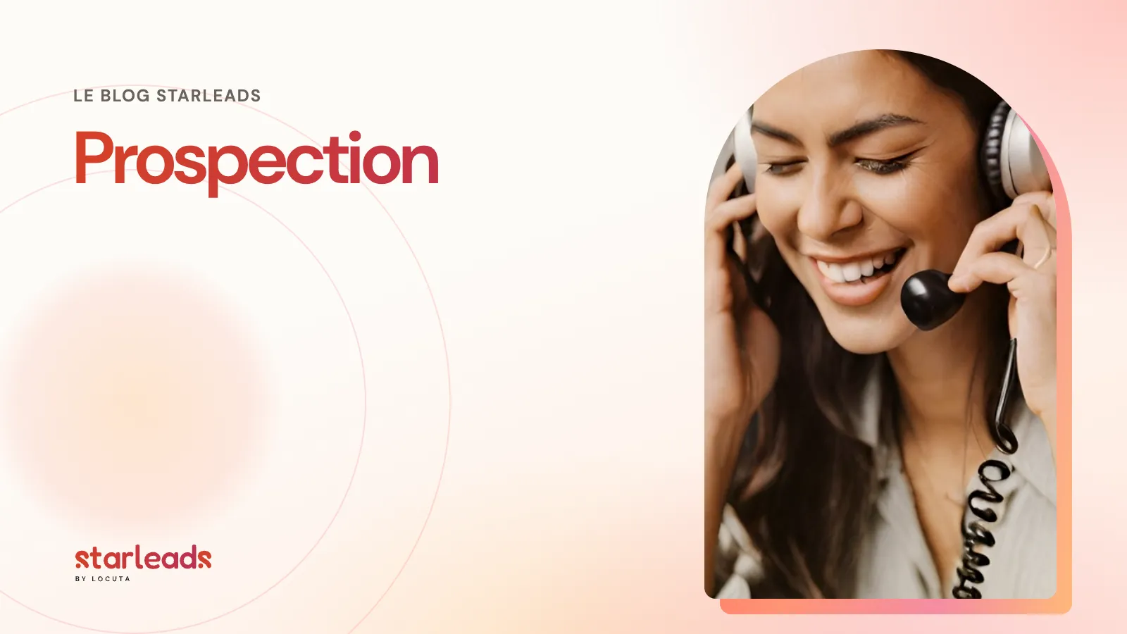 Conseillère souriante au téléphone avec un casque